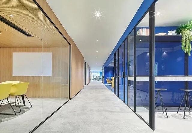 藍色簡約風格的辦公室設(shè)計案例
